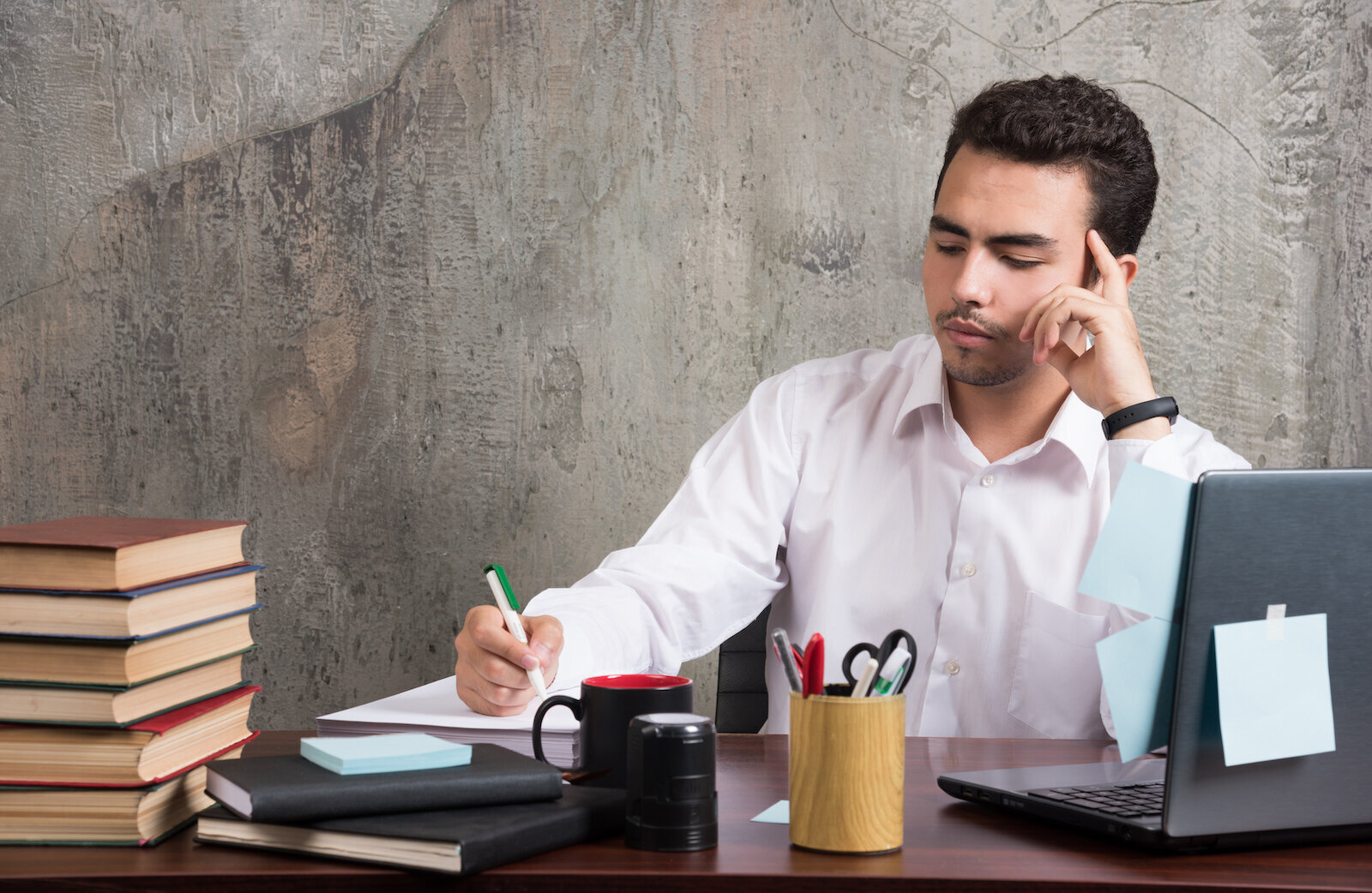 Konkubina, po śmierci ojca wypłaciła pieniądze z konta i sprzedała samochód, co zrobić?