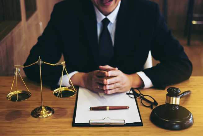 Spadek po ojcu a przepisanie mieszkania przez mamę jednemu z dzieci